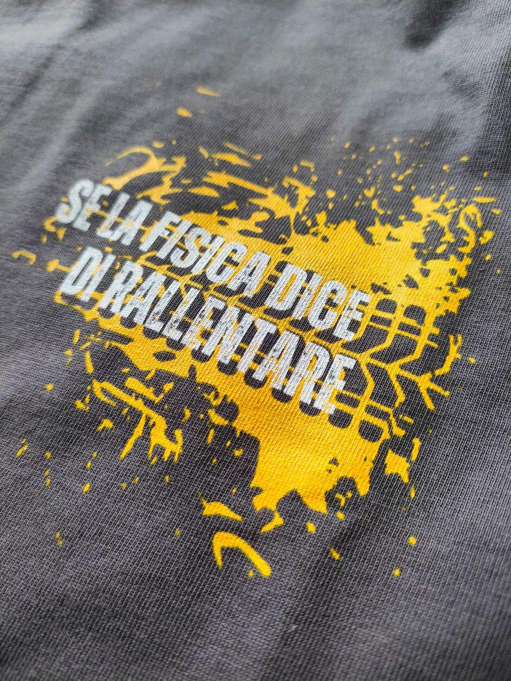 T-shirt a maniche corte "Se la fisica ti dice di rallentare...accelera"